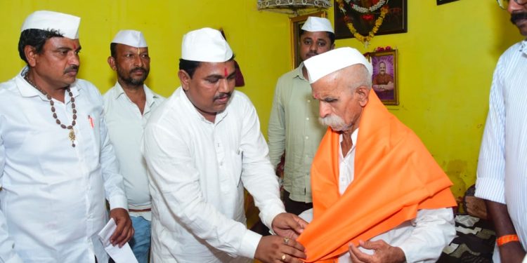 शिवप्रतिष्ठान हिंदुस्थानचे संस्थापक संभाजी भिडे गुरुजींचे पातुरात भव्य स्वागत