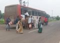तेल्हारा अकोला बसचा आपत्कालीन दरवाजा खोलून प्रवाशांना पडावे लागले बाहेर
