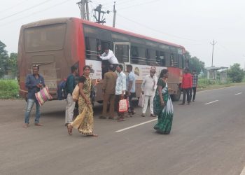 तेल्हारा अकोला बसचा आपत्कालीन दरवाजा खोलून प्रवाशांना पडावे लागले बाहेर