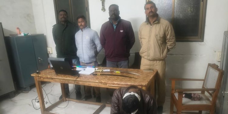 अकोला रामदासपेठ पोलिसांची धडक कारवाई आरोपीचे ताब्यातुन धारधार तलवार जप्त